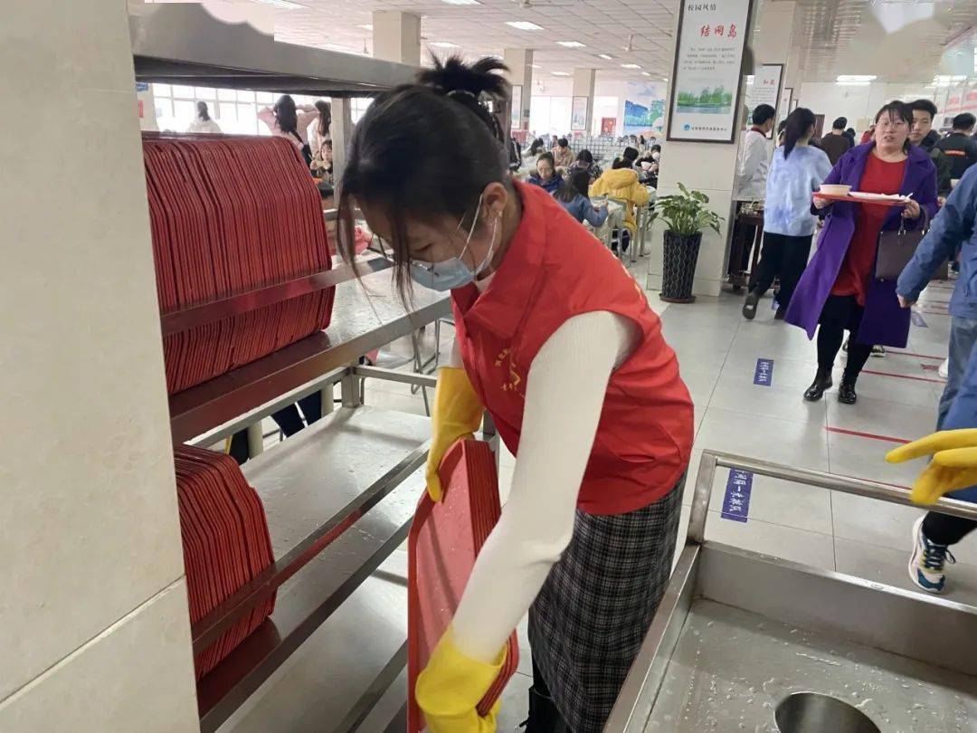 经管学院||餐厅志愿服务,践行劳动教育