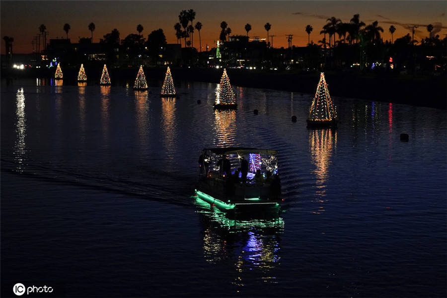 美国加州长滩水上灯光装置唯美静谧_icphoto