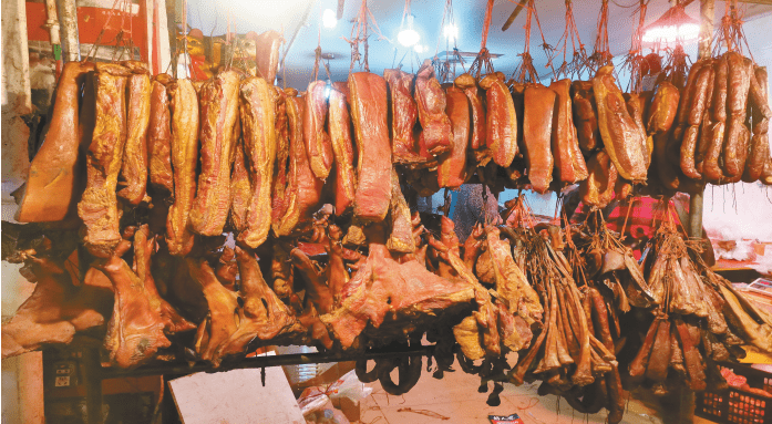 近段时间,市民忙着灌香肠,做腊肉,市场猪肉,腌腊制品供应充足——又到