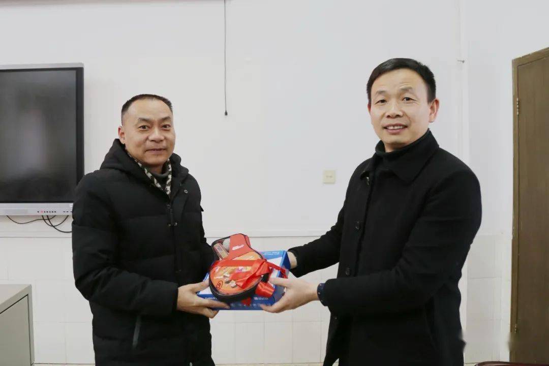 鼎城区教育局副局长刘小韩(右)为老师们送上心愿礼物本次南金城61
