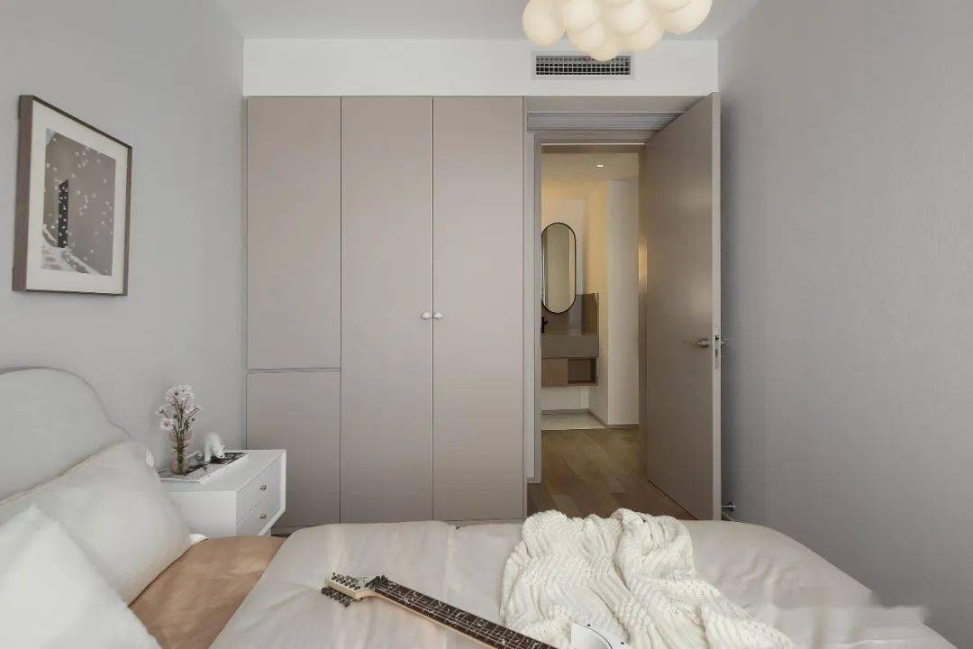 衣柜和门同样定制了奶茶色,提升了空间的明度,云朵拉手与床头呼应