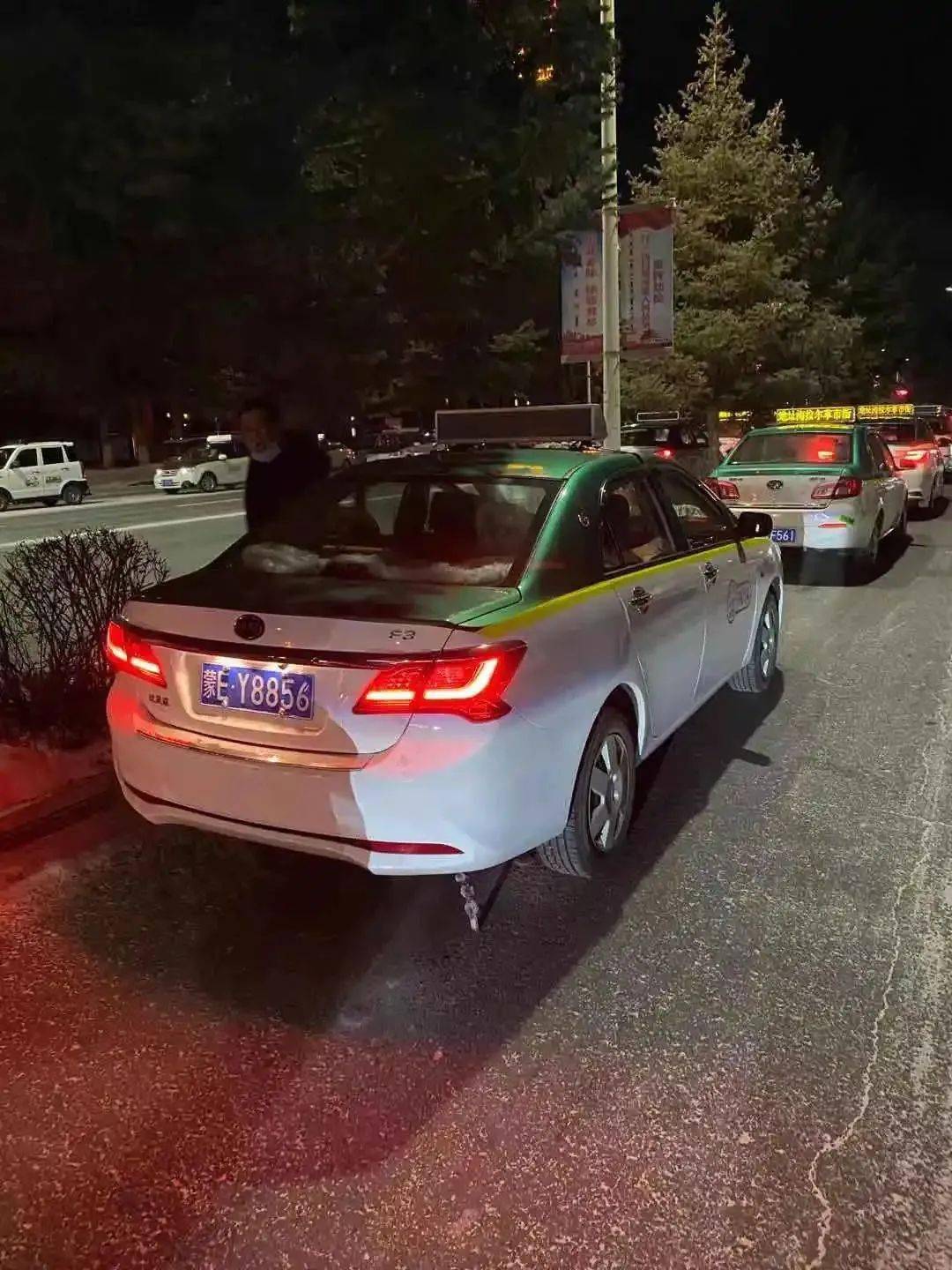 牙克石交警近期严厉整治出租车占道乱停的违法行为