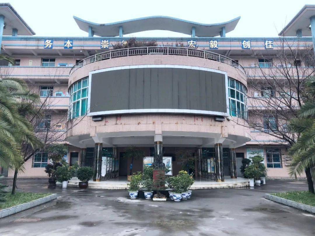 三塘中学李杰校长一行便来到实验学校交流指导;11月份,织金县四中两位