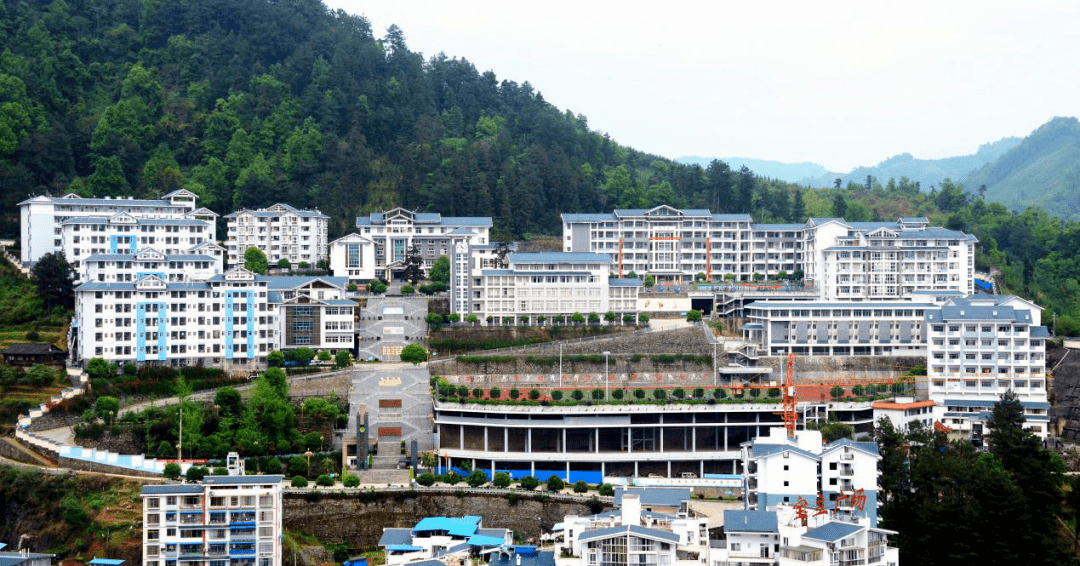 实验中学校貌▲新建移民创业园初级中学校貌▲龙胜小学校貌▲龙胜镇