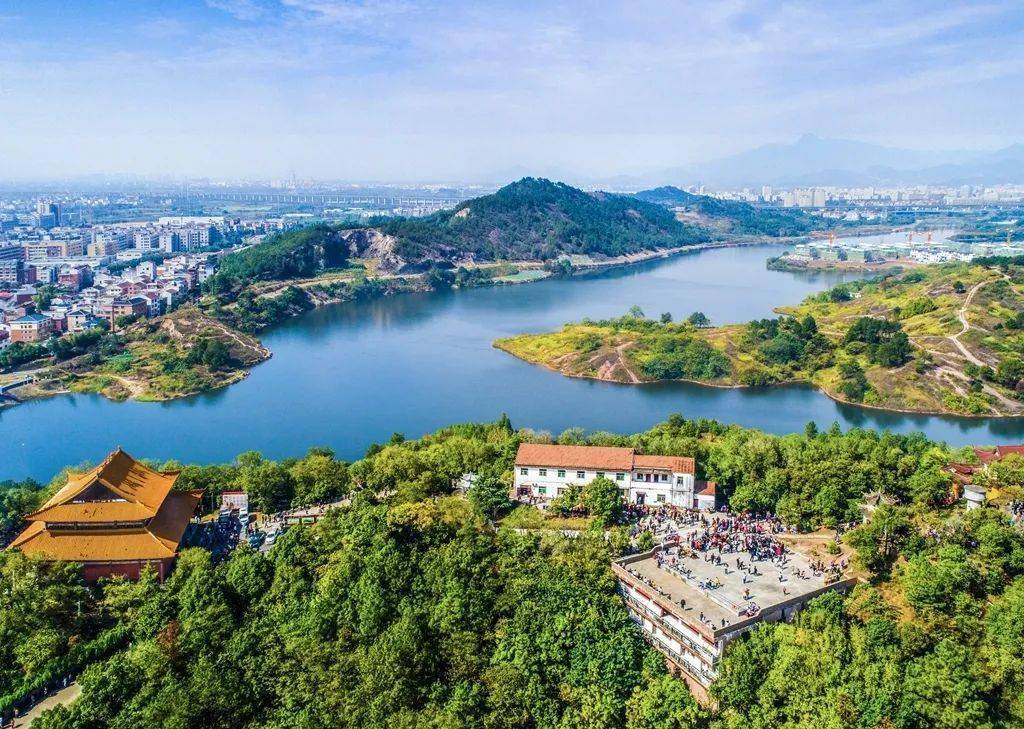 义亭镇位于义乌市西南部,东与稠江街道相连,南与佛堂镇相邻,西接金华