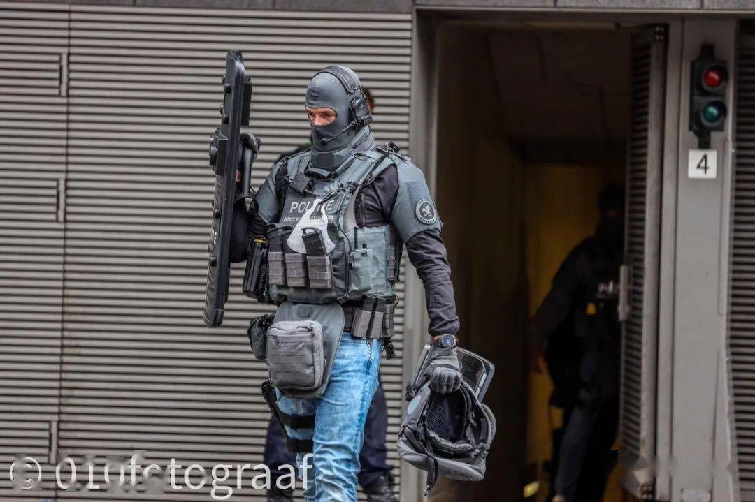 当天下午鹿特丹警方tpe小组(team parate eenheid)与dsi特警逮捕小组