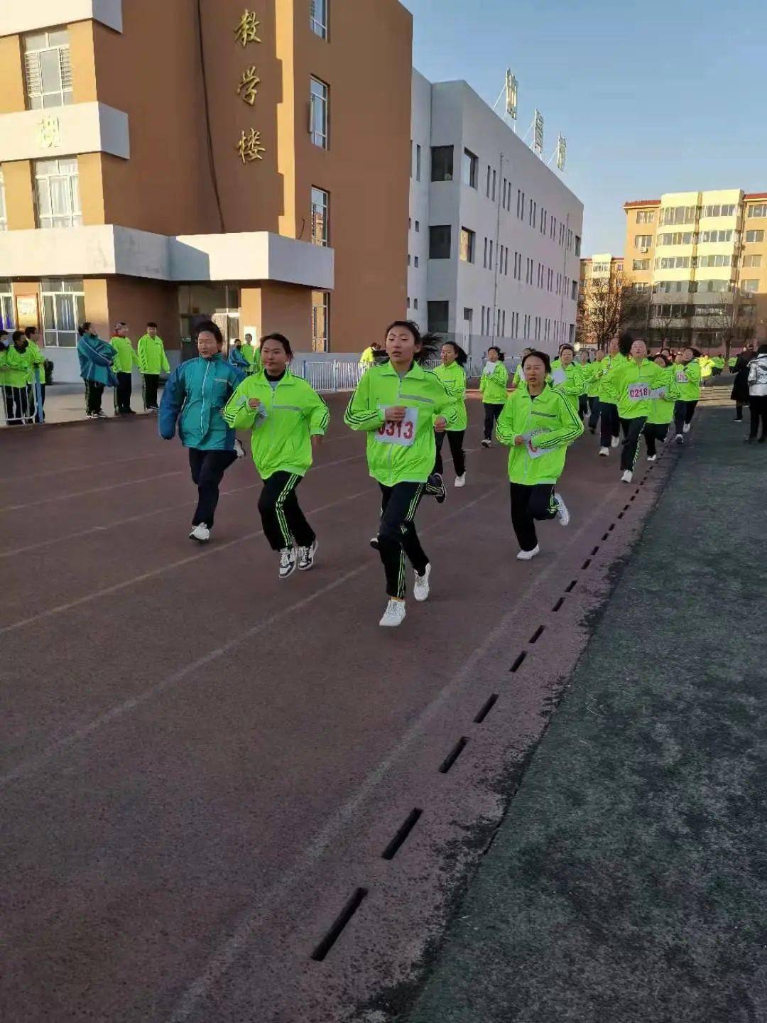 体育强国包二十四中迎新年长跑为体育强国建设贡献力量