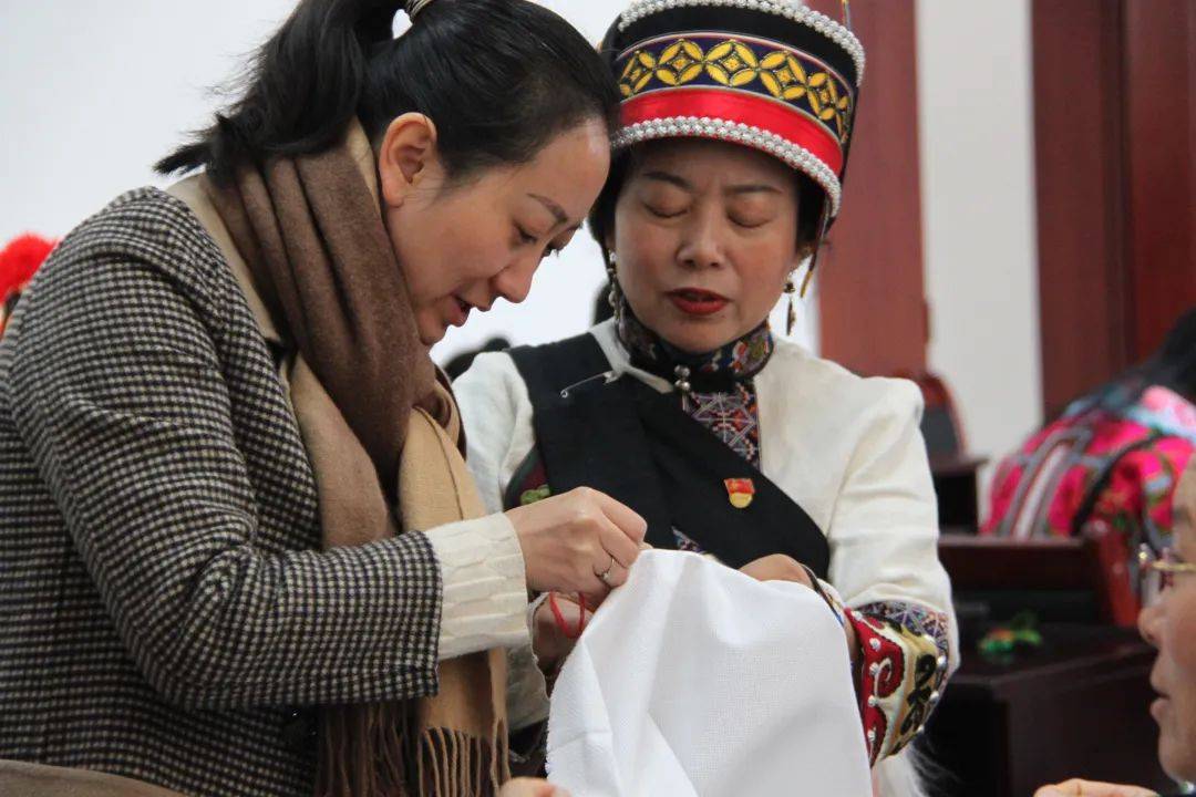 泸西县开展2020年度最美绣娘颁奖及培训活动