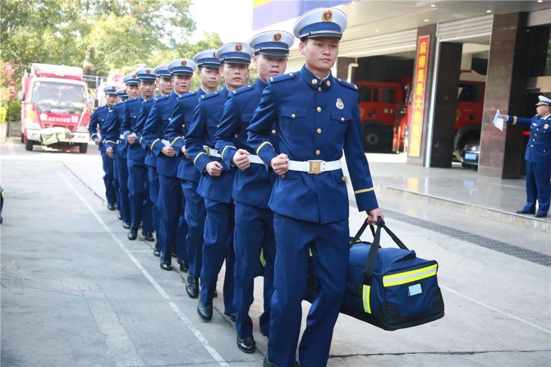 今天攀枝花50名新消防员授衔并投入执勤