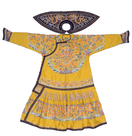 披领等骑射文化服饰特点的同时,圆领,大襟,上衣下裳相连一体的皇帝朝