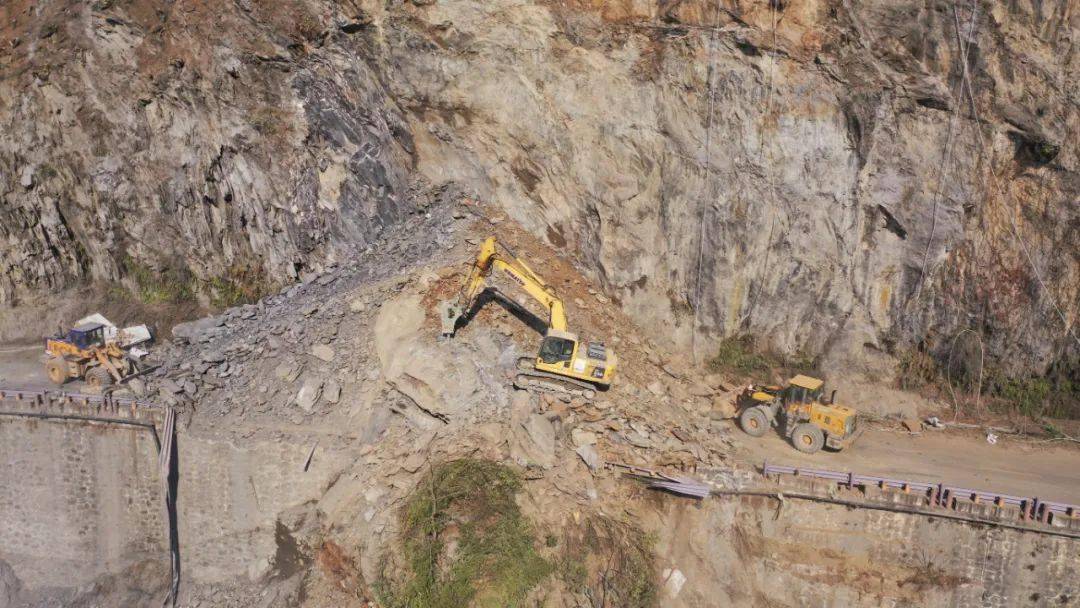 211国道塌方安康64岚皋交通中断紧急抢通中