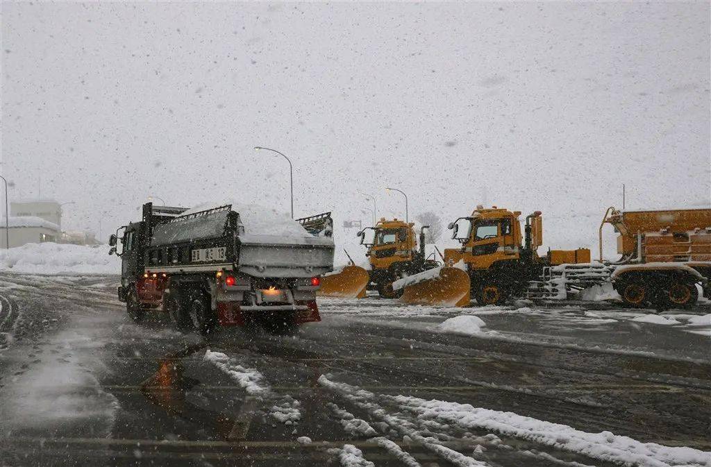 日本东北地区遭遇雪灾高速瘫痪被困货运司机雪中送菓感动网友