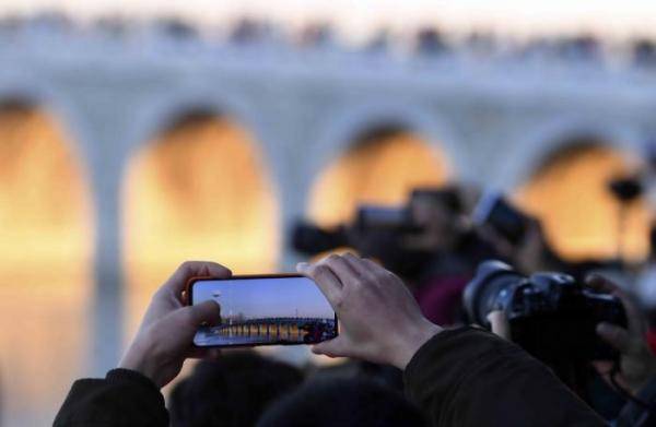 看北京 | 颐和园十七孔桥上演“金光穿洞” 游客扎堆拍照场景壮观