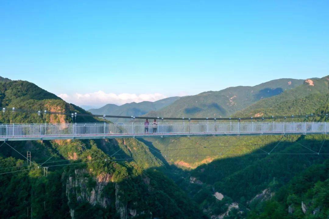 天台山大瀑布玻璃栈道图片