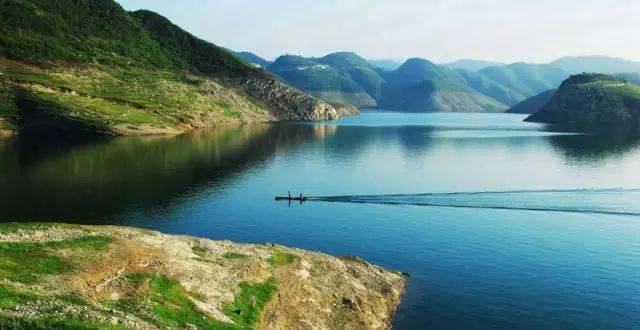 退休后:他不去公园里吹拉弹唱,选择大山中独自垂钓_水库