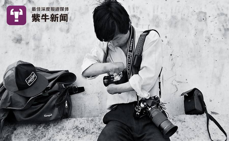 街头一位无手摄影师的笑容让人动容39年来他都在坚持做一件事