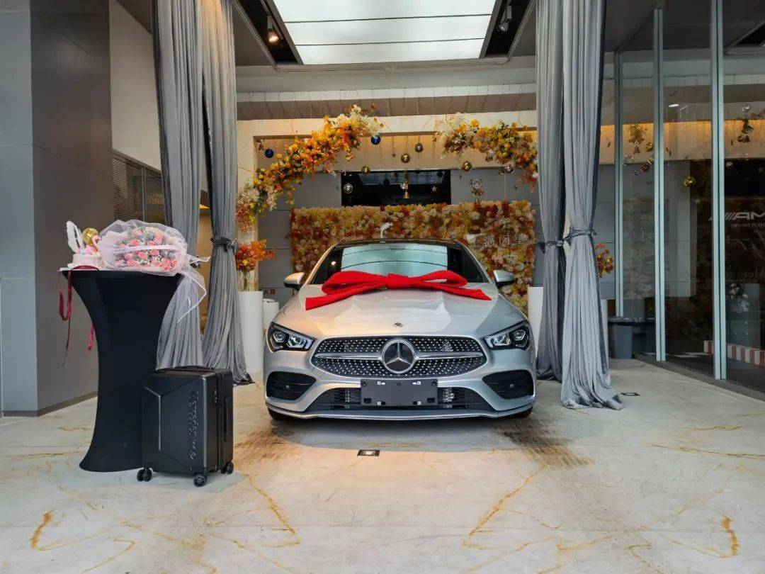 上海闵星67奔驰金融老客户置换全新cla四门轿跑车交车仪式
