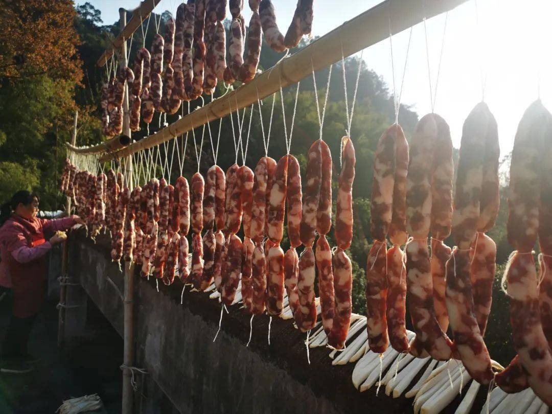 肥瘦肉凭经验配比 以保证最佳口感,仅放盐 酱油,酒精准调味 用传统