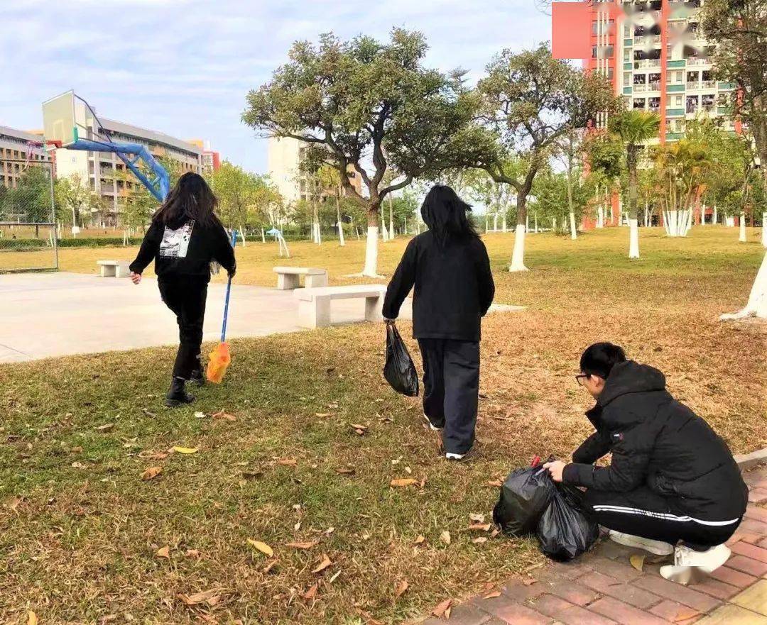 大学生捡垃圾照片背影图片