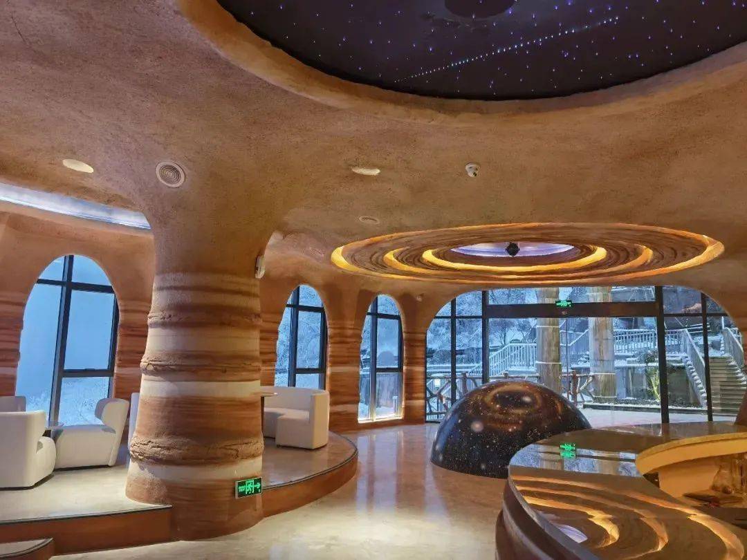 契山势而建,漫竹林而成,青丝翠竹荡漾周野,每位