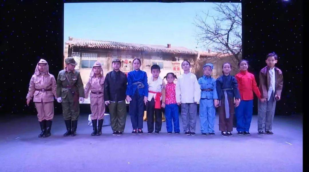 明珠实验小学学生观看课本剧小兵张嘎夺枪记