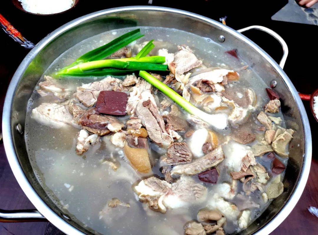 万峰林"布依羊汤锅节"千人尝