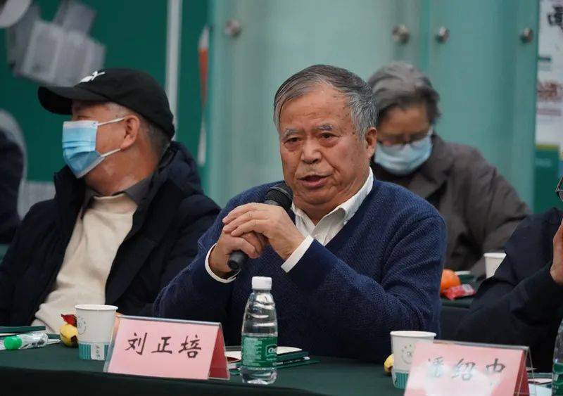 书记,社长刘国辉中华读书报原总编辑庄建咸宁市档案馆馆长李城外与会