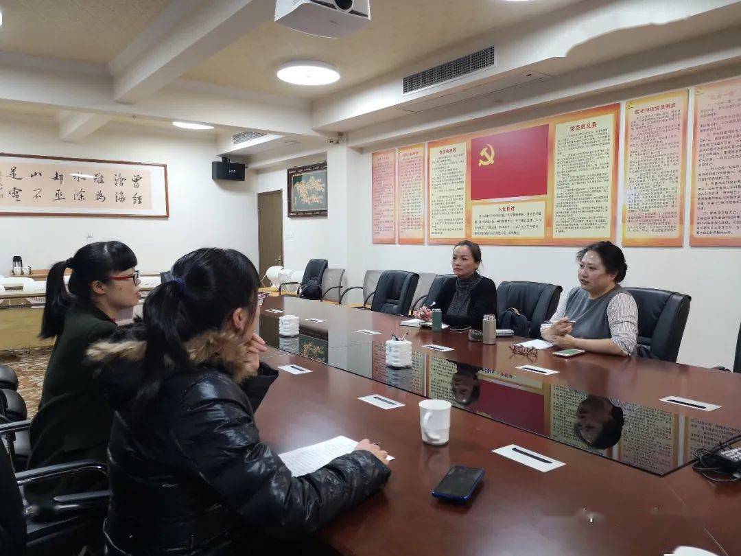 座谈会中,护理部主任黄丽君进行医院的发展及基本现状的简介,高度赞扬