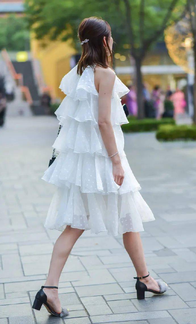 好看的蛋糕裙妹子凉鞋太久没穿了竟然已经长毛了