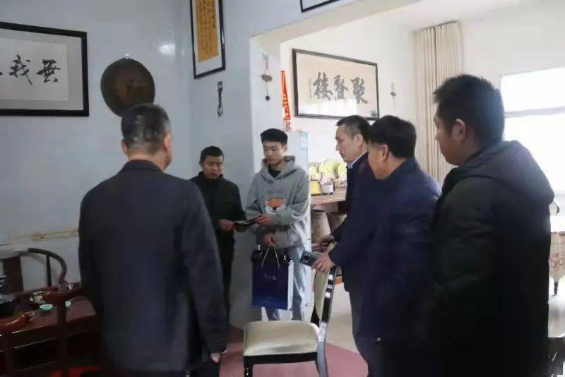 17岁少年寒风中寻觅失主……_缪文江