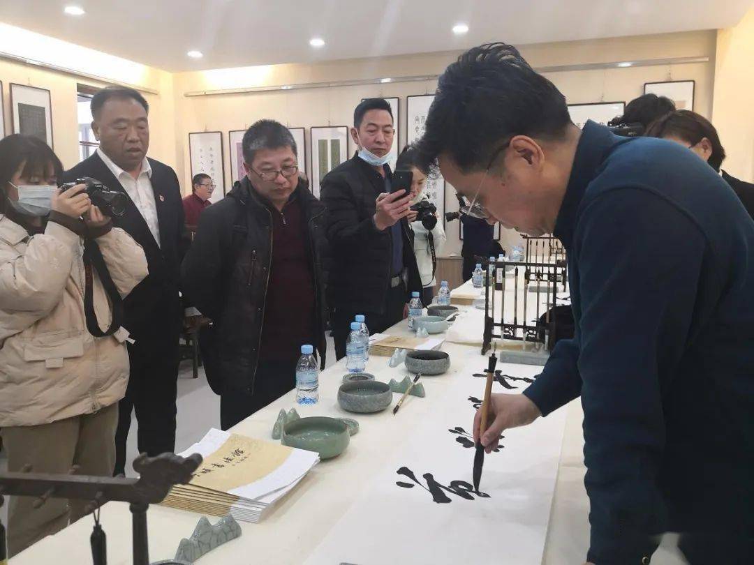 媒体看永吉情牵母校永吉退休教师于顺向母校捐赠书法作品