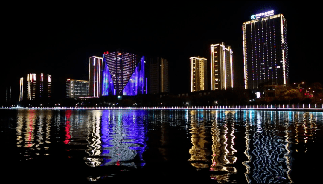 锦绣公园的夜晚,华灯璀璨,靓丽多彩,是泉港群众喜爱的网红打卡地.