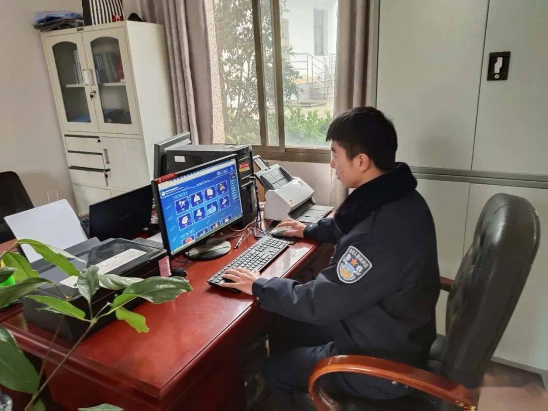 张春林,00后,经严格招聘选拔,成为陆良县公安局活水派出所辅警.