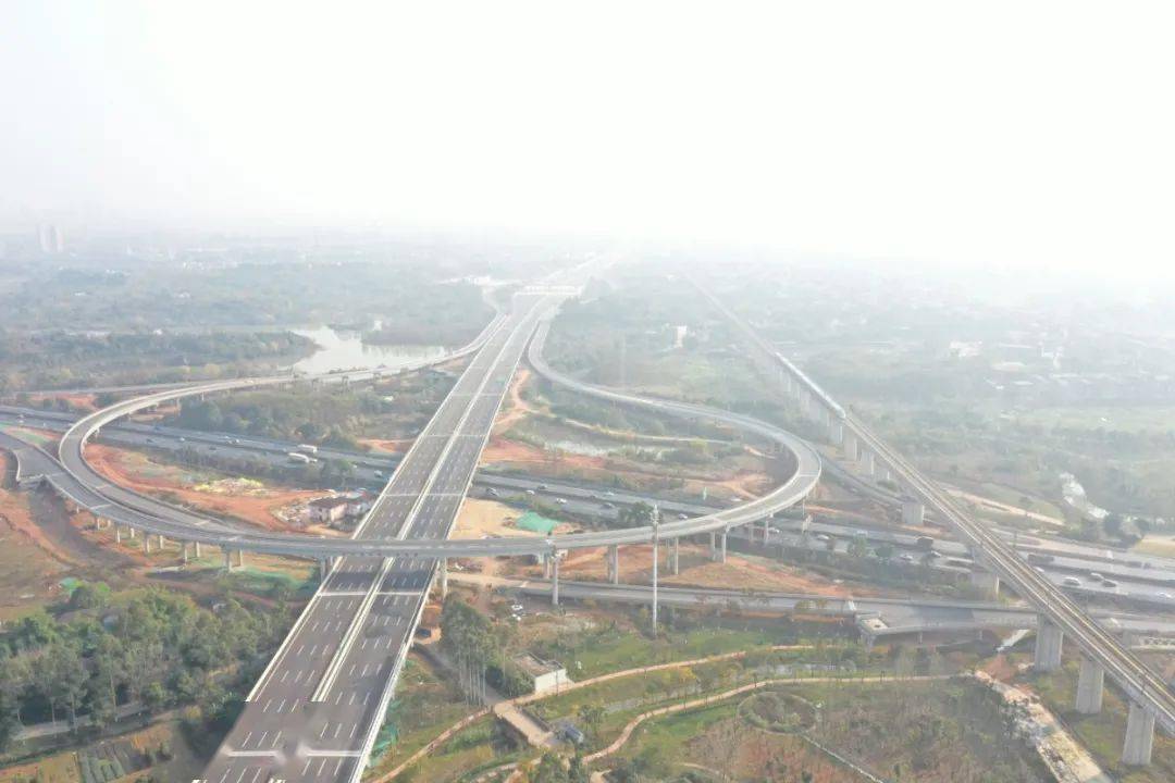 通车时间越来越近!成都天府国际机场高速公路主线试跑成功