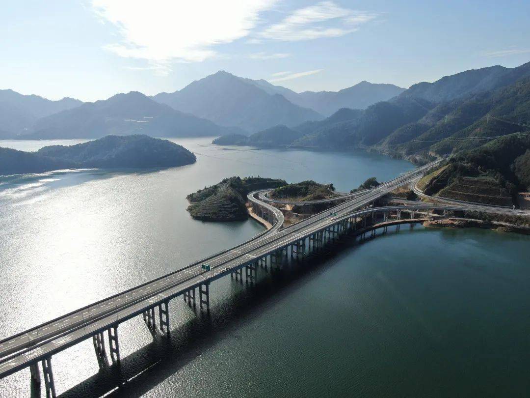未来,杭州市民由千黄高速从千岛湖出发,最快约1小时到黄山;市民乘高铁
