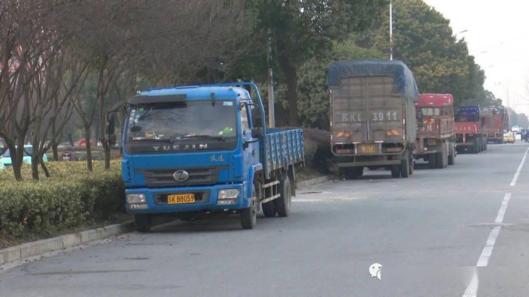 货车违停非机动车道0202上下学存安全隐患