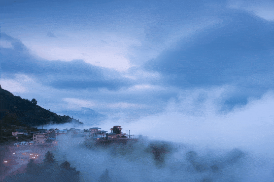 在这里欣赏村落里的袅袅炊烟, 尝一尝朴实的农家菜,空气里带着丝丝