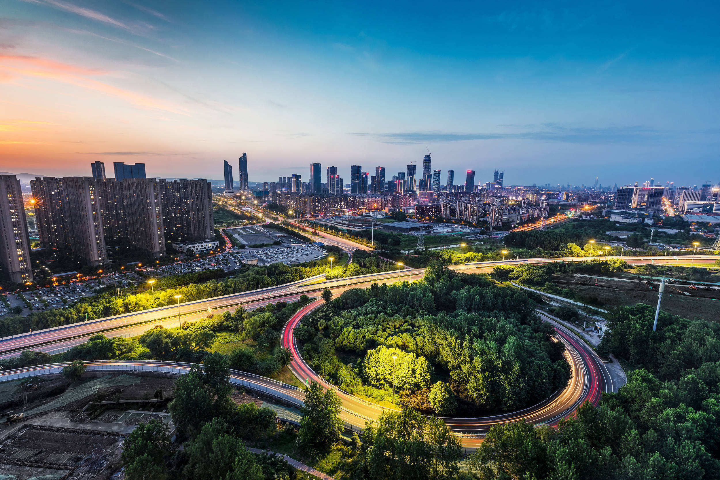 持续加快推动拥江发展南京从倚重江南主城的"秦淮河时代",先是迈步跨