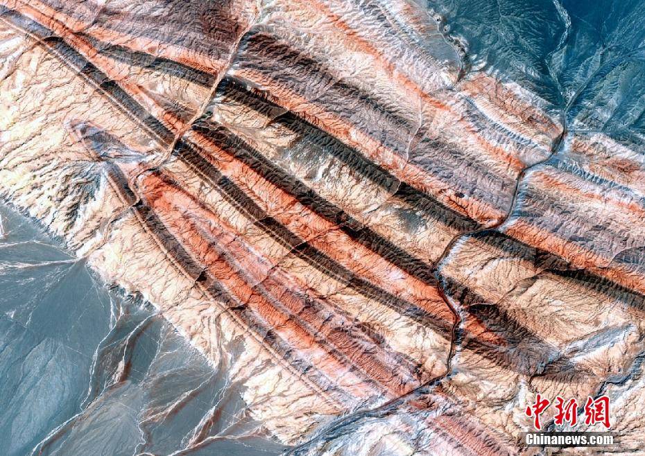 卫星扫描中国“聚宝盆”：盐湖如翡翠群山似彩绘