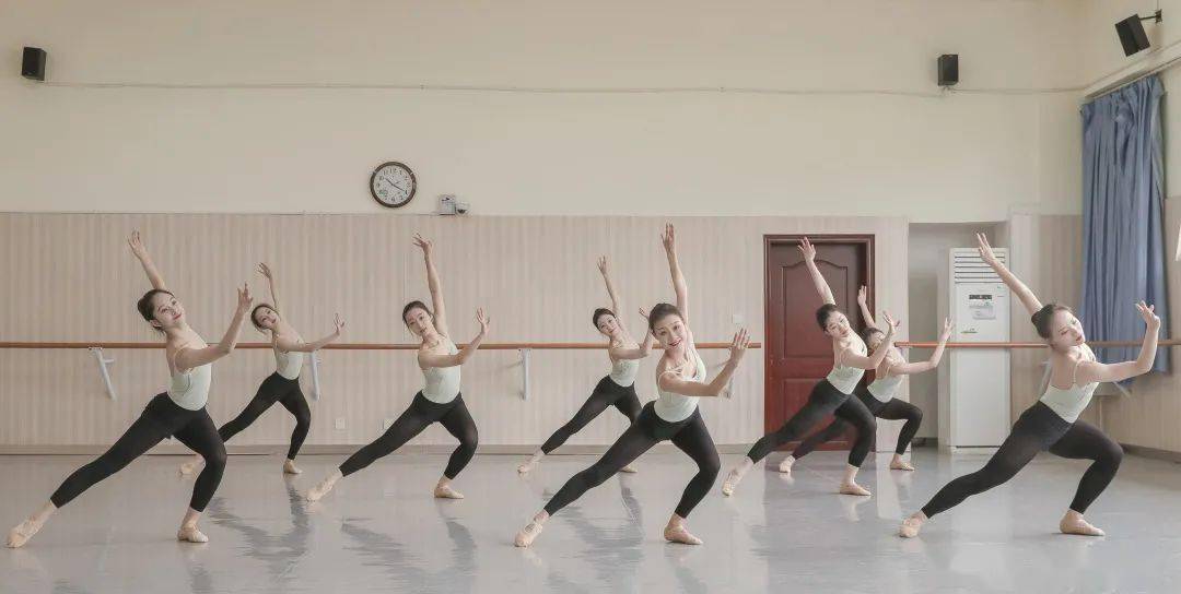 舞影图集四川师大舞蹈学院2018级13班古典舞课堂精彩瞬间授课教师冯