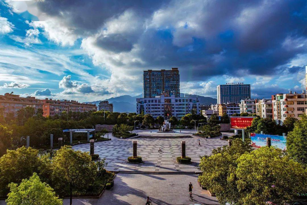 奋战奋进全域美丨千年新市美丽绽放虹桥镇展现新姿态新画卷