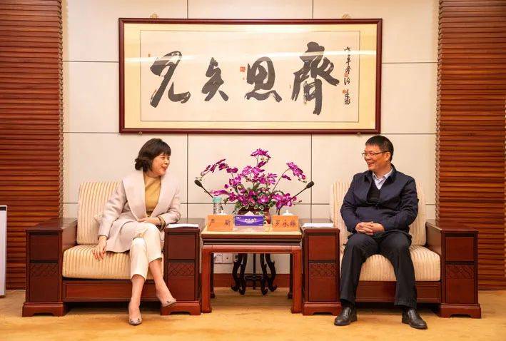 罗永雄对严昕一行的到来表示欢迎.