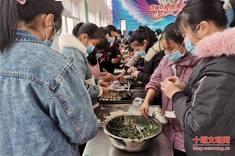 丹江口市石鼓镇中学师生一起包饺子.
