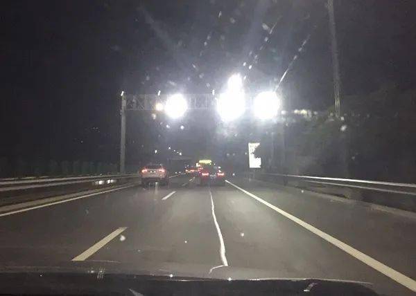 在高速路上,龙门架和射灯很是常见,每隔一段路就会出现一次,这种灯在