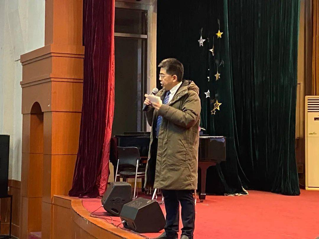 何峰教育解码青春期重塑四观何峰老师走进郑州中学