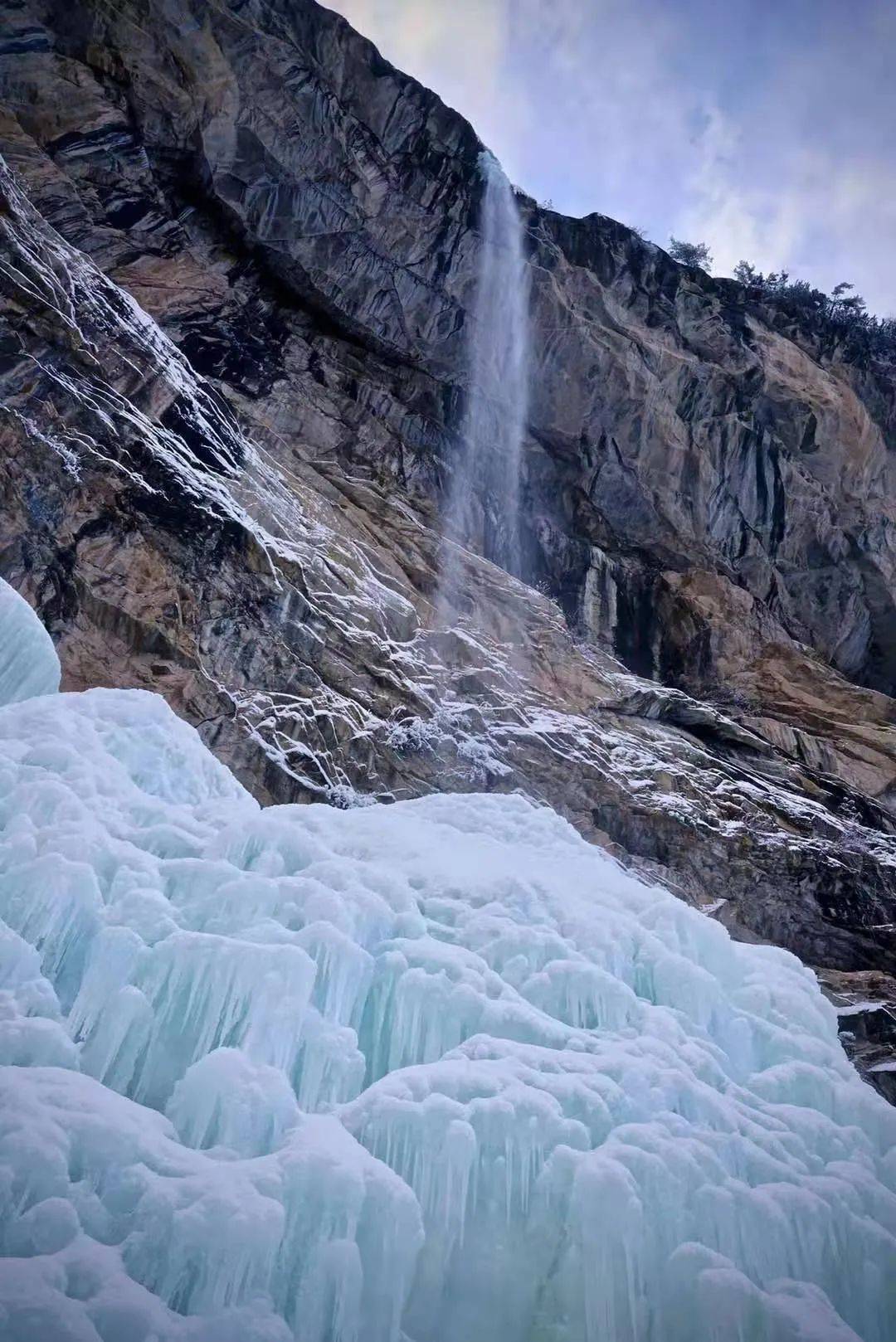 流直下的瀑布夏日里泉水叮咚的山谷中冬日的青峰峡景区呈现出别样的美