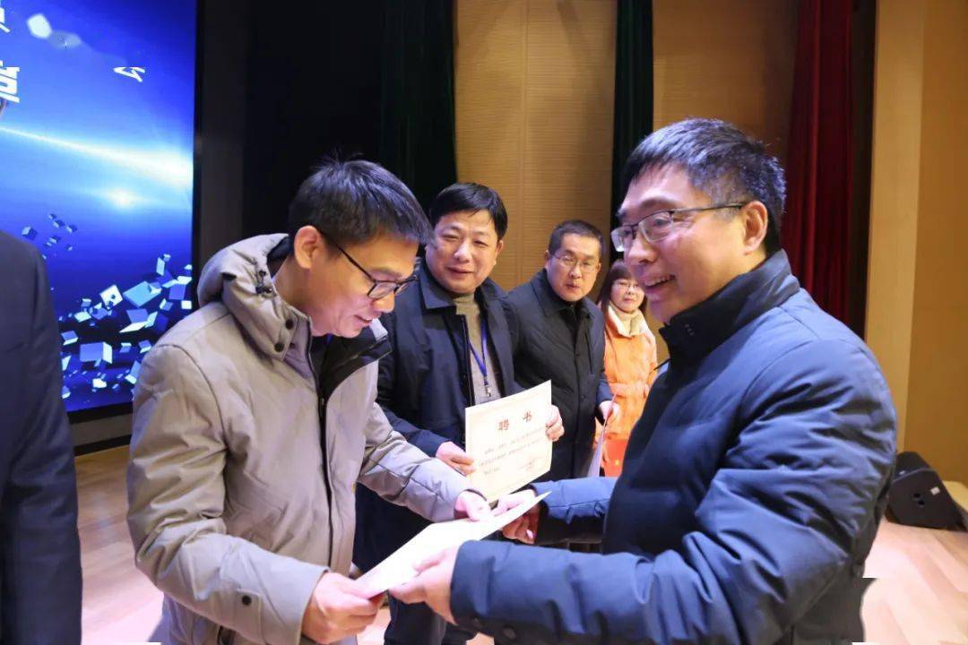 镇江市外国语学校丹阳市实验学校获评省教科研先进学校4人获评先进