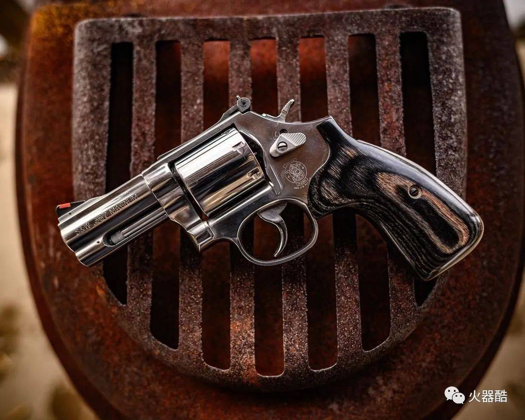 转轮手枪美图一脸憨厚满满安全感的胖大叔