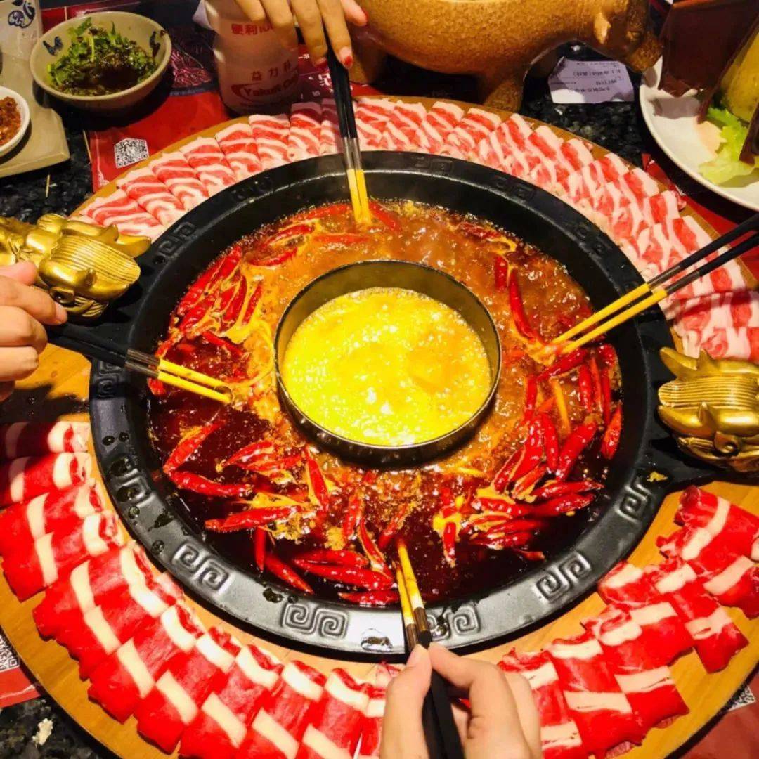 左右滑动扬州不缺的就是各种各样的火锅店,麻辣的川式火锅,精致的台式