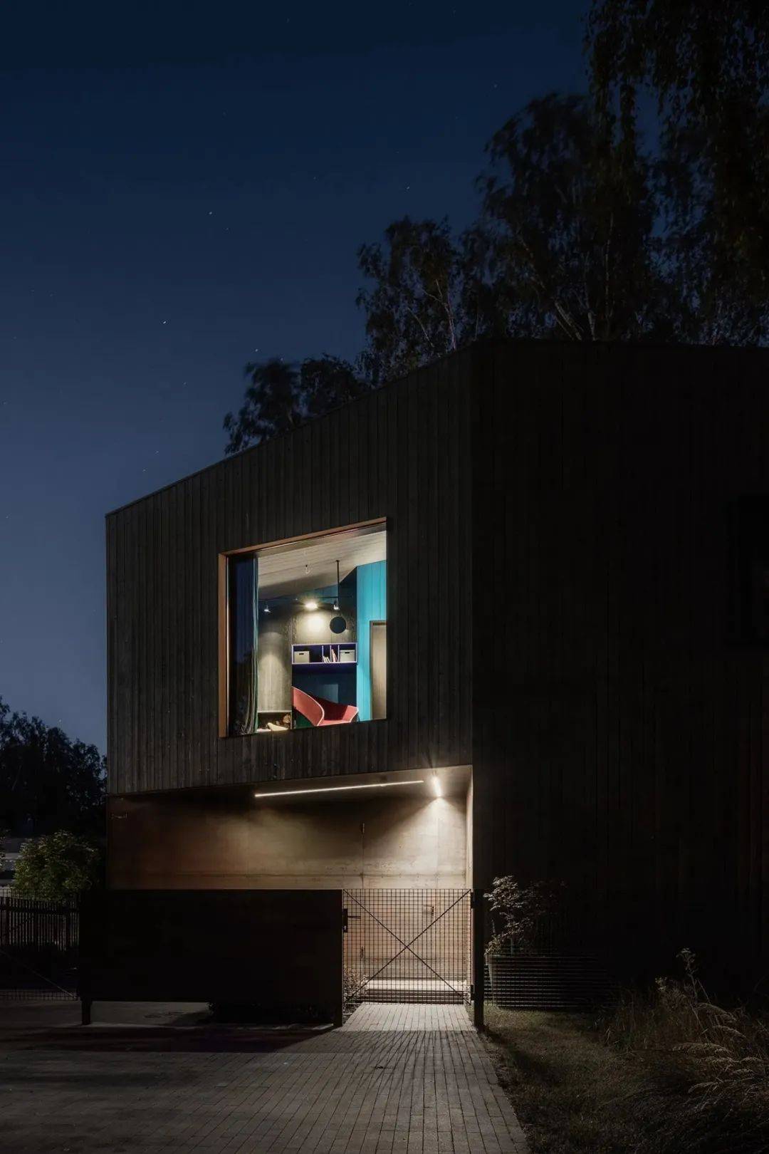 189m05黑色系别墅藏于林间的避世居所